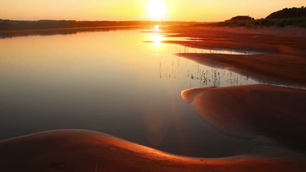 Beau coucher de soleil orange avec plage de sable de rivière ondulée — Video