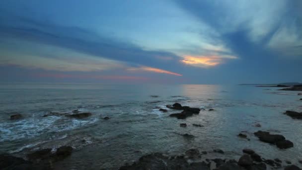 Пейзаж с закатом над морем — стоковое видео