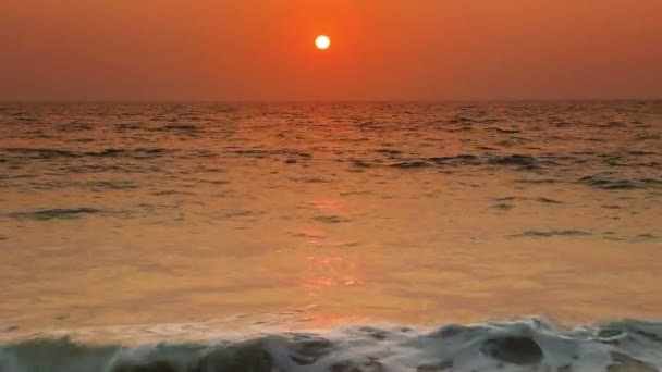 Paisaje de belleza con puesta de sol sobre el mar — Vídeos de Stock