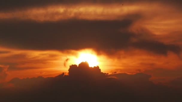 Timelapse con drammatico tramonto rosso sul cielo scuro nuvoloso — Video Stock