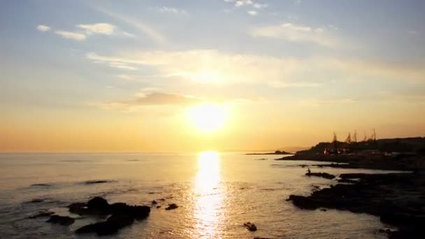 Заход солнца с облаками над морем — стоковое видео