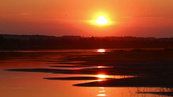 Hermosa puesta de sol naranja con playa de arena ondulada río - timelapse — Vídeos de Stock