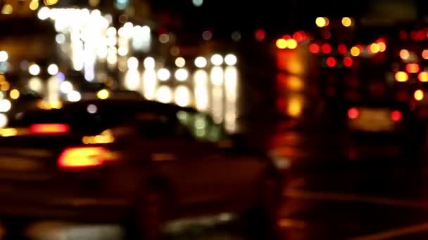 Defocused evening car traffic at rush hour — Stock Video