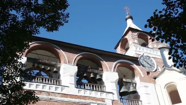 Vyzvánění na zvony na věži kostela v Suzdalu — Stock video