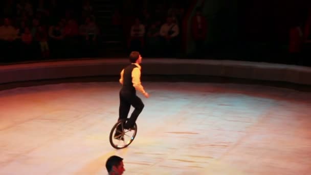 Cirkusové akrobaty triky na jednokolka — Stock video
