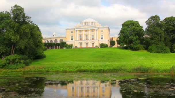 Grande palácio na colina no parque de Pavlovsk Saint-Petersburg Rússia — Vídeo de Stock