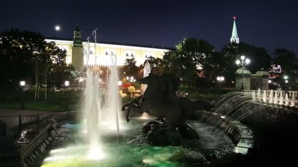 Скульптурна група чотирьох сезонів гейзер фонтан - manezh площі в Москві, Росія — стокове відео