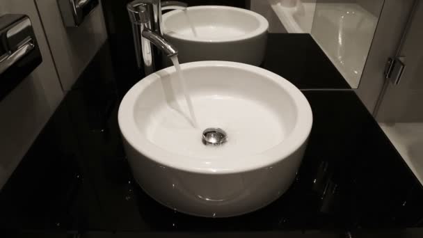 Su musluk modern lavabo içine akar. — Stok video