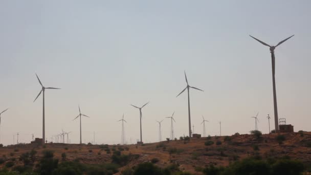 Parque eólico - molinos de viento giratorios — Vídeos de Stock