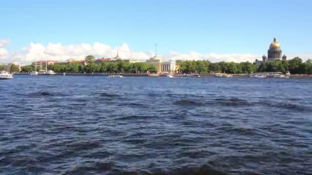 Neva floden i den historiska stadskärnan i Sankt petersburg — Stockvideo