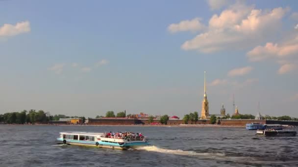 Peter och paul fästning på neva-floden i st petersburg - timelapse — Stockvideo