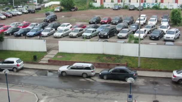 Timelapse med många bilar kommer till parkering i ufa — Stockvideo