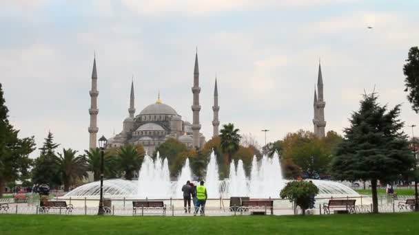 Sultanahmet Moskee en fontein in Istanboel — Stockvideo