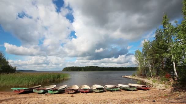 Пейзаж с лодками на озере - timelapse — стоковое видео