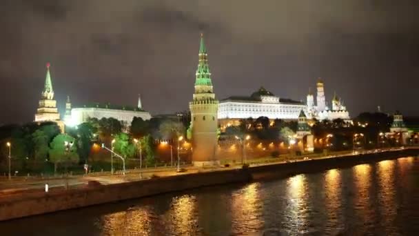 Kremlin van Moskou en schepen op de rivier in de nacht - hyperlapse — Stockvideo