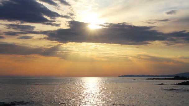 Paisaje con puesta de sol sobre el mar — Vídeo de stock