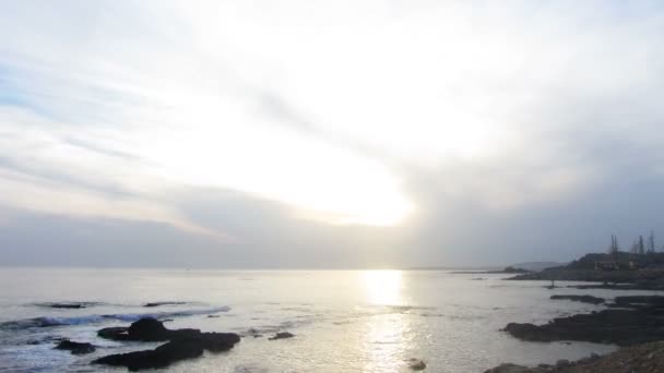 Timelapse puesta de sol con nubes sobre el mar — Vídeo de stock