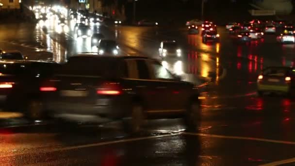 Tráfico nocturno de coches en hora punta en Moscú — Vídeos de Stock