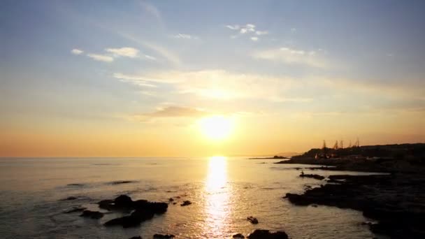 Timelapse puesta de sol con nubes sobre el mar — Vídeo de stock