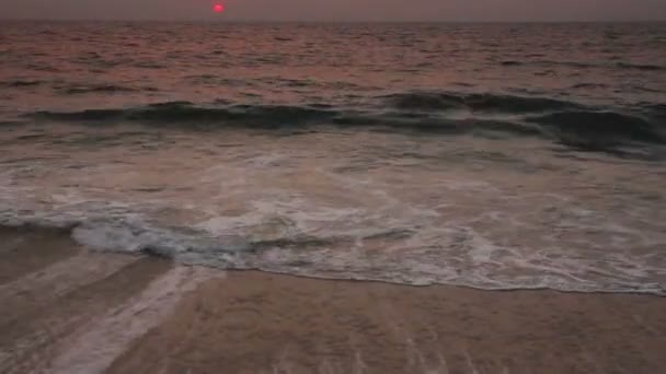 Schönheitslandschaft mit Sonnenuntergang über dem Meer — Stockvideo