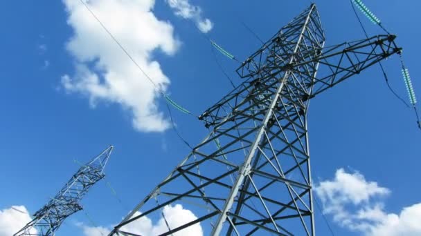 Mástiles eléctricos altos contra el cielo nublado - timelapse — Vídeo de stock