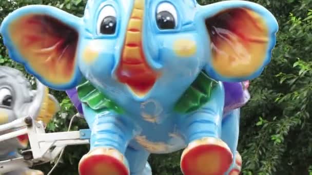 Liten flicka rida på elefanter karusell — Stockvideo