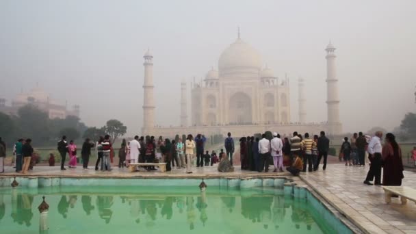 Turister i taj mahal - berömda mausoleum i agra — Stockvideo