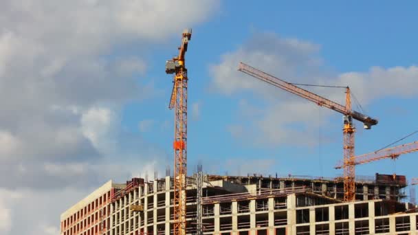 Trabajos de construcción de grúas — Vídeos de Stock