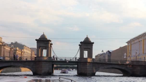 Lomonosov Bridge on Fontanka river in St. Petersburg Russia - shooting from boat — Stock Video