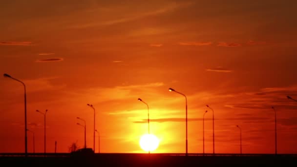 Siluety auta na silnici proti západu slunce - timelapse — Stock video