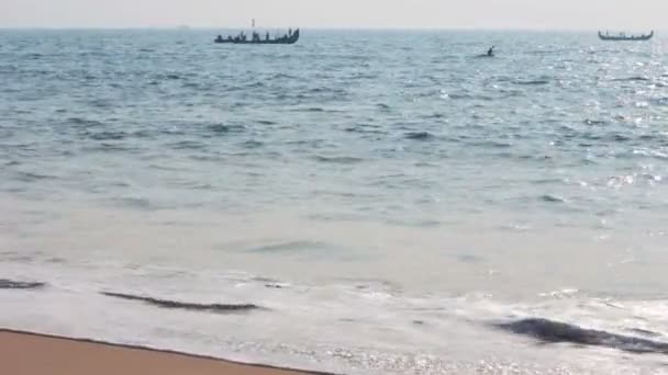 Barcos de pescadores no mar - Kerala Índia — Vídeo de Stock