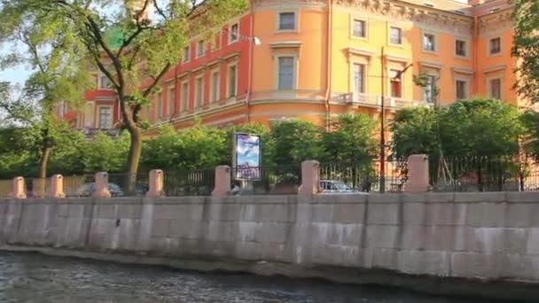 Castelo de Mikhailovsky em São Petersburgo Rússia - visão de barco — Vídeo de Stock