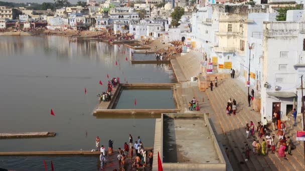 Ritueel Baden in Heilige lake - Pushkar India — Stockvideo