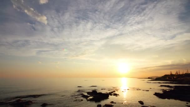 Timelapse ηλιοβασίλεμα με σύννεφα πάνω από την θάλασσα — Αρχείο Βίντεο