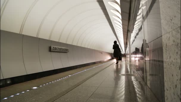 Поезд прибывает на станцию метро "Достоевская" в Москве , — стоковое видео