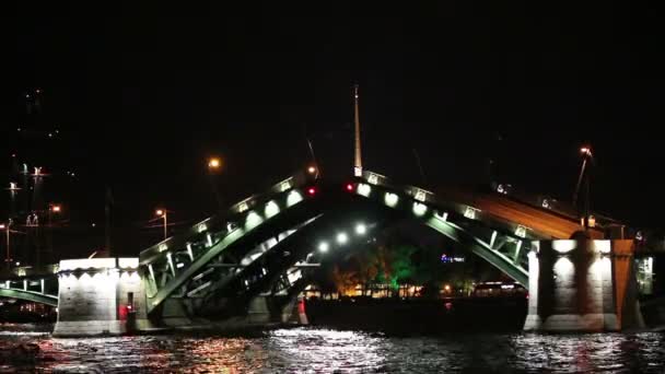 Opening drawbridge at night in St. Petersburg Russia - timelapse — Stock Video