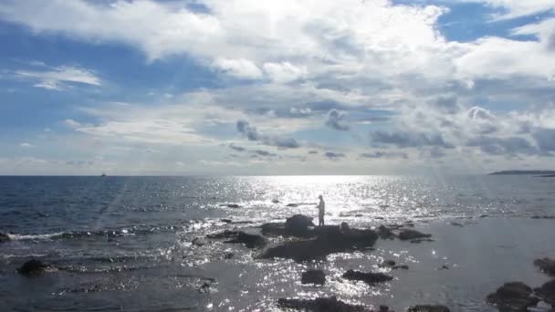 Pescador com fiação perto do mar à luz do sol — Vídeo de Stock