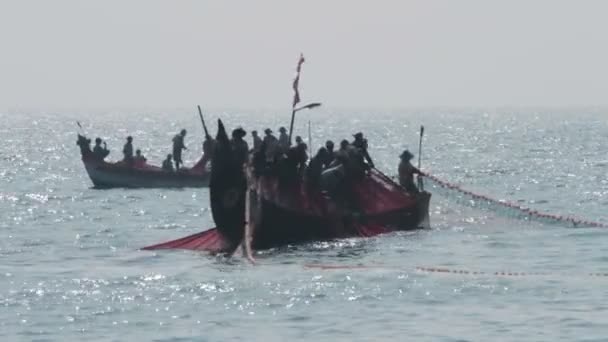 Pescadores em barcos que puxam redes de pesca - Kerala Índia — Vídeo de Stock