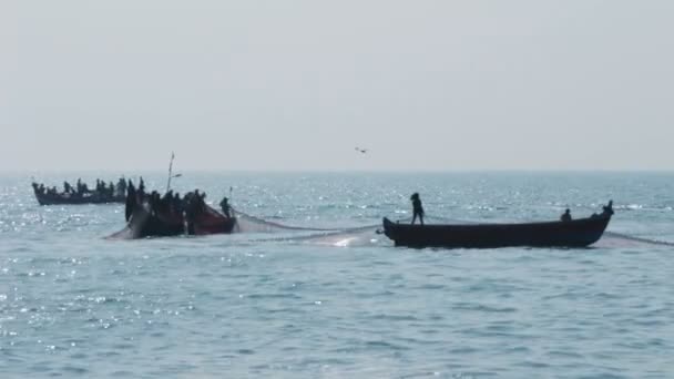 Rybaków w łodzi, wyciągając sieci rybackich - Indie kerala — Wideo stockowe