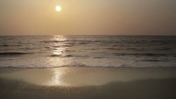 Paisaje de belleza con puesta de sol sobre el mar — Vídeos de Stock