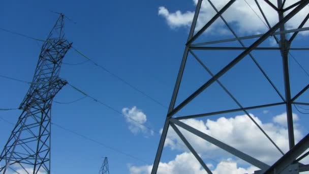 Tall electric masts against cloudy sky - zoom timelapse — Stock Video