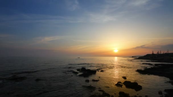 Ηλιοβασίλεμα πάνω στη θάλασσα — Αρχείο Βίντεο