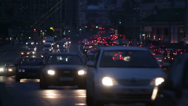 モスクワのラッシュアワーで車の交通の夜 — ストック動画