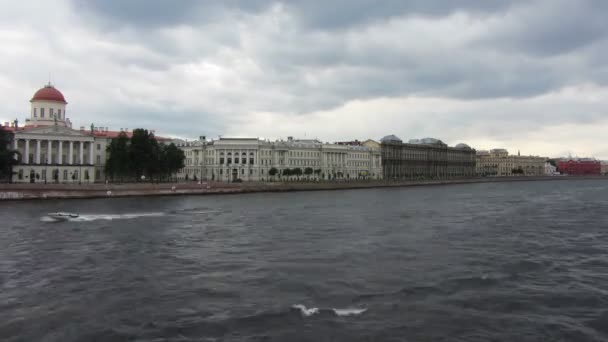 Timelapse med båtar på neva-floden i st. petersburg Ryssland — Stockvideo