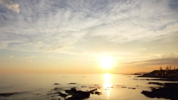 Timelapse zonsondergang met wolken boven zee — Stockvideo