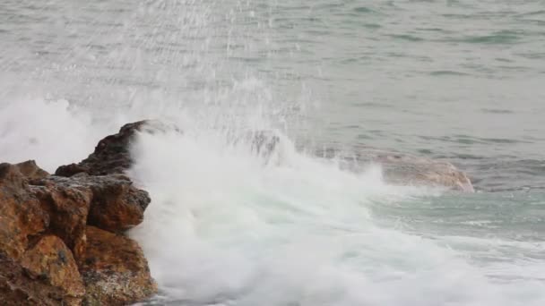 Ondas do mar quebrando na rocha - câmera lenta — Vídeo de Stock