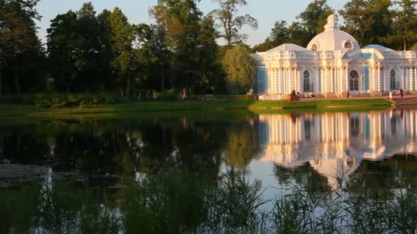 プーシキン公園夕日の光でロシアのサンクトペテルブルクで湖の上のパビリオンします。 — ストック動画