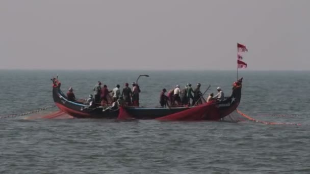 Vissers in boten visnetten trekken in allepei — Stockvideo