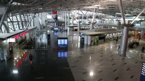 Внутренний интерьер терминала аэропорта Внуково — стоковое видео