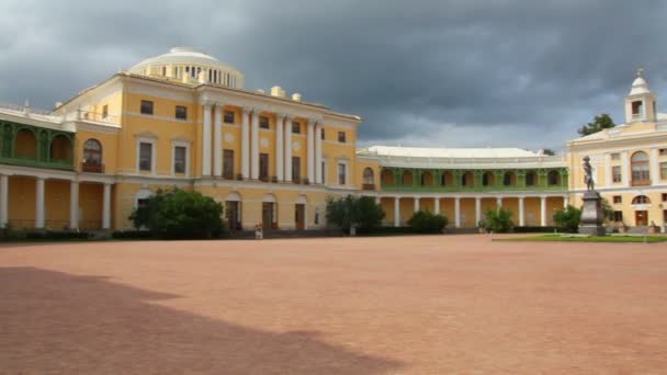 Grand palais dans le parc Pavlovsk à Saint-Pétersbourg — Video